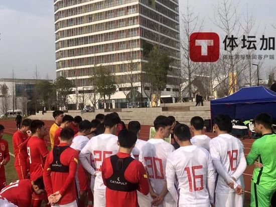 索库洛夫在影片中保持了自我他的极端和非理性，他的矛盾和他的执着的探索，我不相信，有谁能够完全同他一样，甚至是剧本作者尤利·阿拉波夫，影片的策划人，出现在片尾字幕上的结构主义电影学家米哈依尔·雅姆波里斯基，或者是出生在希腊的很有文化修养的谢希莉·杰尔乌达姬。
